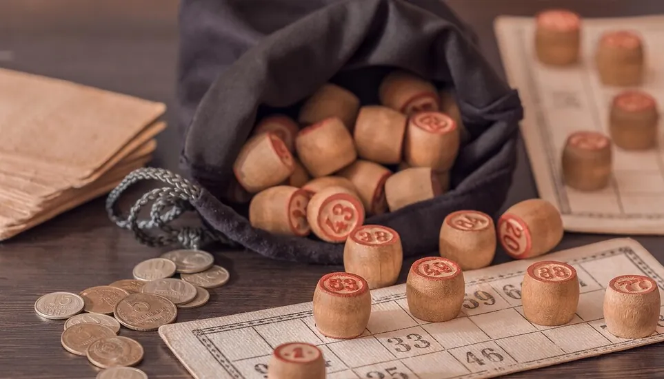 Tavola tradizionale del Lotto italiano con cartelle, cilindri di estrazione e numeri